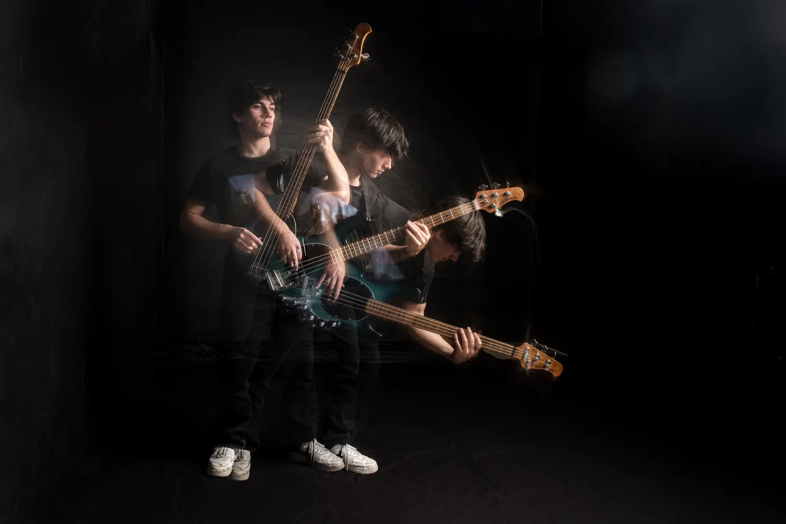 Bassista che suona, in una serie di sagome sovrapposte